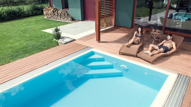 Není nutné jezdit na drahé zahraniční dovolené, léto si můžete užít i na vlastní zahradě a u svého bazénu.