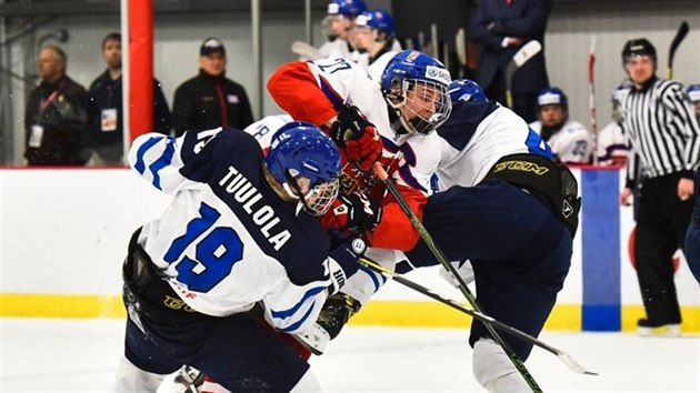 esk hokejista Maty Kantner se sna probt mezi finskmi soupei Eetu Tuulolou (vlevo) a Robinem Salem.