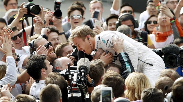 Nico Rosberg z tmu Mercedes se raduje z triumfu ve Velk cen ny. Ani ve tetm zvodu sezony nenael pemoitele.