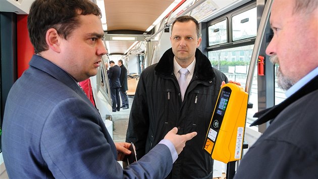 Prat cestujc si budou moci od pondl koupit jzdenku v tramvaji bezkontaktn kartou