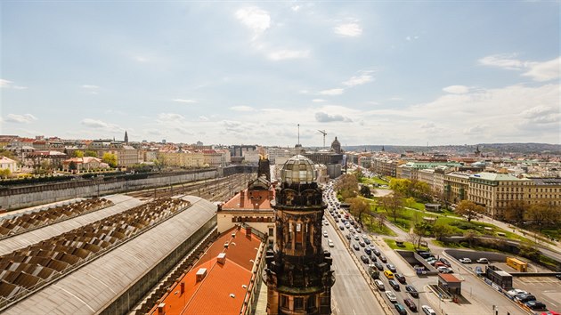 Na secesní budově Fantova domu pražského Hlavního nádraží začala rekonstrukce fasády, soch a zdobných prvků. Levá věž je proto pod lešením (14.4.2016)