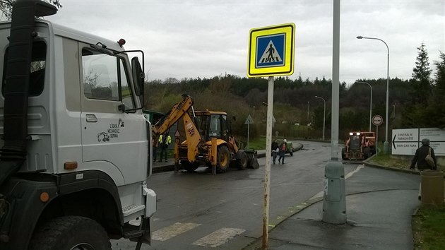 Opravy na Roentgenov ulici ped nemocnic Na Homolce komplikuj pacientm i nvtvnkm ivot, nemaj kde zaparkovat