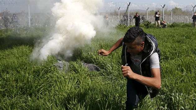 Makedonsk policie v nedli pouila slzn plyn proti stovkm migrant, kte se do zem pokusili proniknout z ecka. Uprchlci na policisty hzeli kamen (10. dubna 2016).