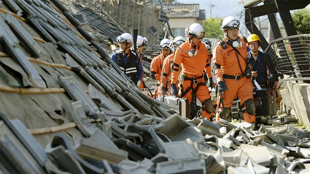 Jihozpad Japonska postihlo zemtesen, ve mst Maiki se ztilo nkolik budov (15. dubna 2016).