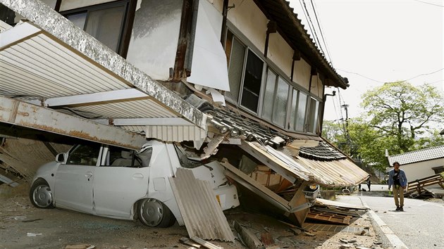 Jihozpad Japonska postihlo zemtesen, ve mst Maiki se ztilo nkolik budov (15. dubna 2016).