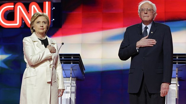Demokratit prezidentt kandidti Hillary Clintonov a Bernie Sanders se stetli v televizn debat stanice CNN (15. dubna 2016).