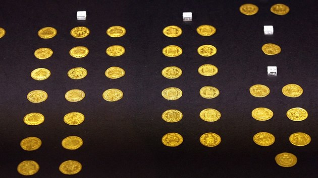 Pohled na st minc nevysliteln hodnoty ze zlatho pokladu, kter v roce 1911 vykopal dlnk na ibeninm vrchu u Uniova. Veejnost m prvn monost si je prohldnout teprve nyn.