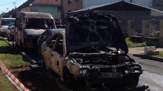 V Mrovicch nad Hanou zcela shoela ti auta a jedno dal ohe pokodil. Nsledn se ukzalo, e je nkdo zejm mysln zaplil.