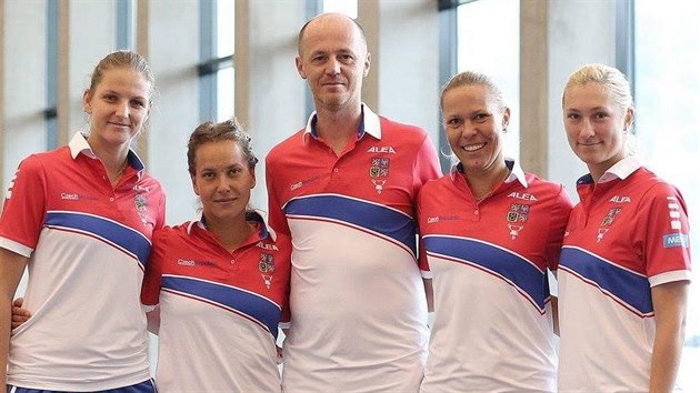 esk vbr pro zpas Fed Cupu ve vcarsku: zleva Karolna Plkov, Barbora Strcov, kapitn Petr Pla, Lucie Hradeck a Denisa Allertov.