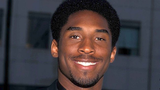 Kobe Bryant jako dvacetilet� mlad��ek na premi��e filmu Zorro: Tajemn� tv��
