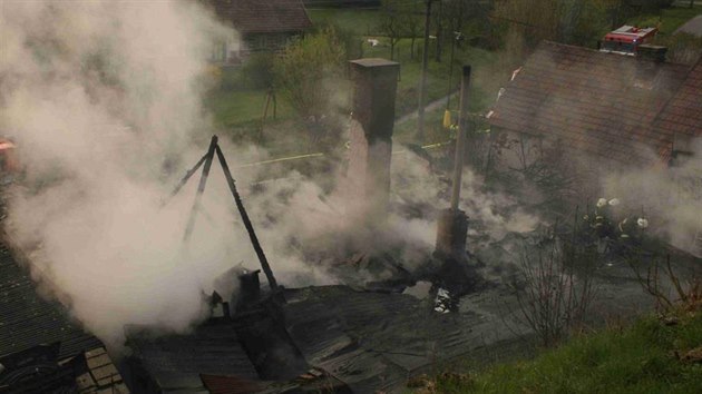 Spáleniště chalupy v Hrošce na Rychnovsku, kde v dubnu 2015 uhořela žena.
