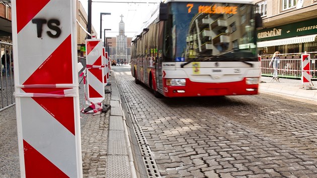 Propadajc se zastvky v opraven Dukelsk ulici v centru Hradce Krlov.