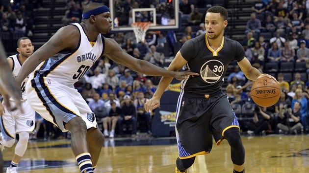 Stephen Curry z Golden State (vpravo) dribluje s mem, brn ho Zach Randolph z Memphisu.