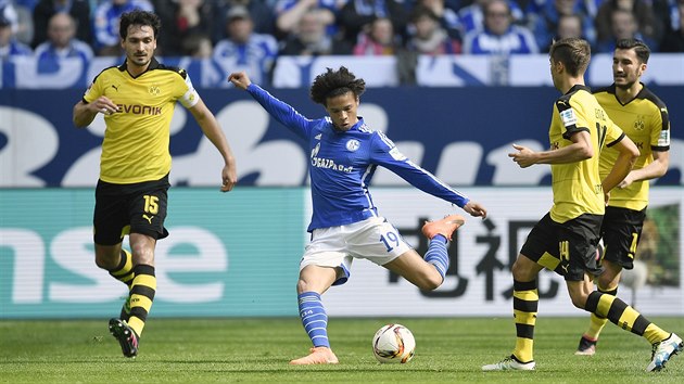 Leroy Sane ze Schalke napahuje v duelu s Dortmundem.