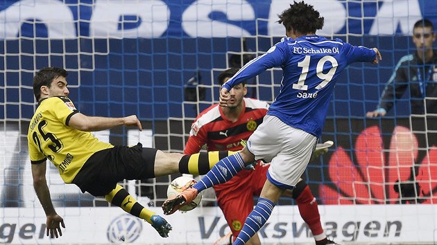 Leroy Sane ze Schalke (v modrm) skruje v utkn s Dortmundem.