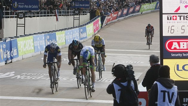 A JE KONEC. Momentka z cíle klasiky Paí-Roubaix, vítzem se stal Mathew...