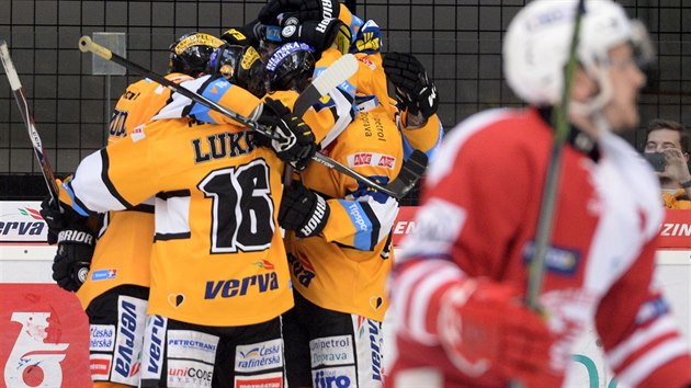Hokejisté Litvínova se radují z gólu v barážovém utkání proti Slavii.