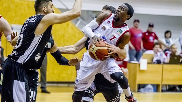 Momentka z basketbalovho tvrtfinle mezi Svitavami (bl) a Nymburkem