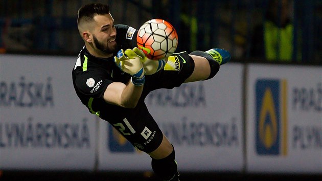 Libereck glman Tom Koubek zasahuje v duelu s Jihlavou.