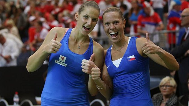 US, JSME JEDNIKY! Karolna Plkov (vlevo) a Lucie Hradeck slav postup do finle Fed Cupu.