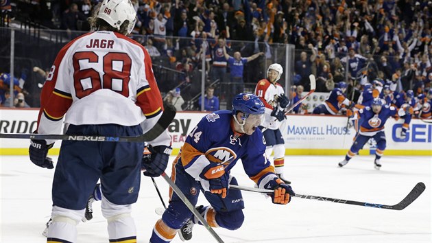 Thomas Hickey z NY Islanders slaví gól do sít Floridy, zády smutnící Jaromír...