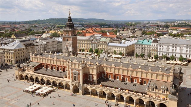 Pohled na hlavní náměstí v Krakově se slavnou tržnicí.