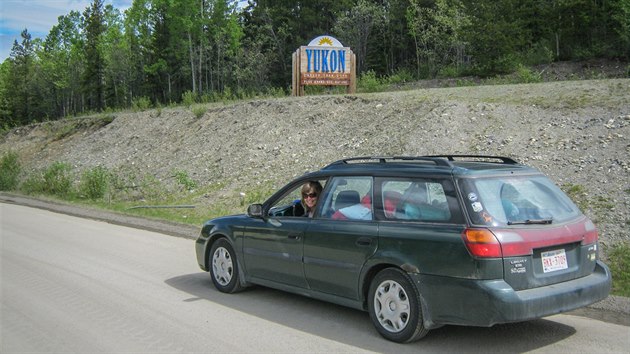 Na uvtac ceduli je heslo kanadskho teritoria Yukon: Larger than life (Vt ne ivot). Pestoe Yukon je a 9. nejvtm teritoriem Kanady, m rozlohu 482 443 km² (pro srovnn esk republika m 78 866 km²).