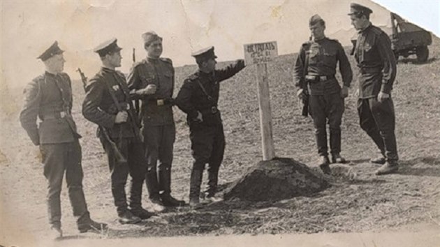 Na místě Gagarinova přistání u obce Smělovka vztyčil major Achmed Gasijev se svými podřízenými provizorní „památník“ s nápisem: Nedotýkat se 12. 4. 1961 10 h 55 m mosk. času.