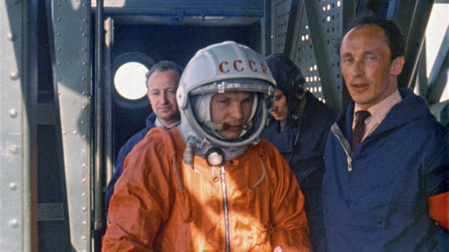 Tak tato fotografie podlhala dlouh desetilet psnmu utajovn. Gagarin vystoupil z vtahu na vrcholu montn ve a v doprovodu Olega Ivanovskho (vpravo) pechz k lodi Vostok 1.