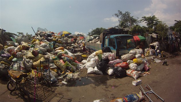 Smokey Mountain je obrovsk skldka, kde ij lid a iv se tdnm odpadu.