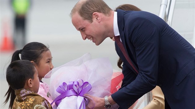 Princ William a jeho manelka Kate na letiti v Bhtnu (14. dubna 2016)
