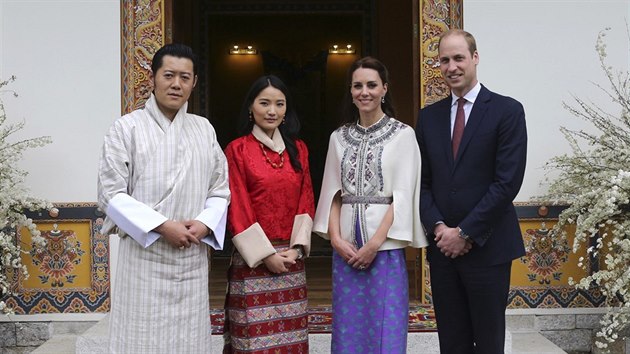 Bhtnsk krl Jigme Khesar Namgyel Wanghung, krlovna Jetsun Pema a britsk princ William s manelkou Kate (Thimphu, 14. dubna 2016)