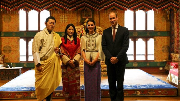 Bhtnsk krl Jigme Khesar Namgyel Wanghung, krlovna Jetsun Pema a britsk princ William s manelkou Kate (Thimphu, 14. dubna 2016)