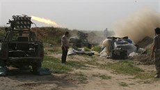 Irácké jednotky v bojích s Islámským státem nedaleko Kirkúku (11. dubna 2016)