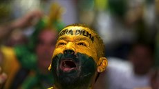 Odp�rce brazilské prezidentky Dilmy Rouseffové sleduje v Rio de Janeiru p�ímý...