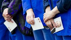 Zam�stnanci vla�imské zbrojovky Sellier a Belot �ekají na Milo�e Zemana (18....