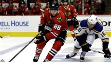 Patrick Kane (vlevo) z Chicaga vede puk, sleduje ho Jori Lehtera z St. Louis.