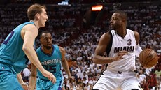 Dwyane Wade z Miami zkouí pelstít dvojici Kemba Walker a Cody Zeller (vlevo)...