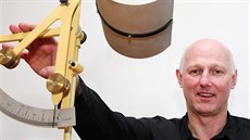 Petr Jur�a, jednatel spole�nosti RVS Chodov, se speciální váhou na papír.