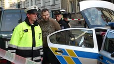 Policista na praských Vinohradech naboural nkolik desítek zaparkovaných aut...