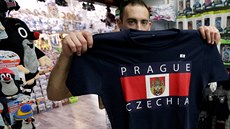 Název Czechia se objevuje i na trikách, která obchodníci prodávají v centru...