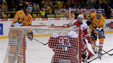 EUFORIE. Hokejový útoník Radek Duda slaví záchranu Litvínova v extralize s fanouky. V barái si v 11 zápasech zapsal 11 bod. 