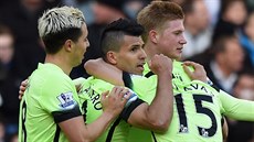 VEDEME! Fotbalisté Manchesteru City slaví branku Sergia Agüera (uprostřed)....