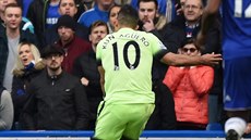 DVA ROVNÁ SE DVACET. Sergio Agüero st�ílí sv�j druhý gól v utkání proti...