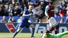 GÓÓÓL! Jamie Vardy se bí radovat, Leicester se díky pesné stele svého...