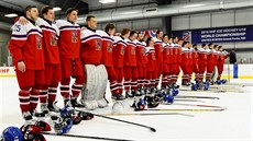 �e�tí reprezentanti do 18 let zpívají hymnu po výh�e 9-2 nad Dánskem.