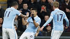 STO. Sergio Agüero oslavuje svou stou branku v PRemier League, kterou vst�elil...