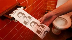 Z toaletního papíru se na návtvníky smje Barack Obama.