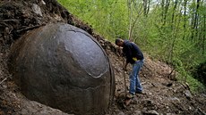 Kamenná koule nalezená v lese poblí msta Zavidovii (11. duben 2016)