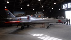 Cenné prototypy L-39X-02 (vepedu) a XL-29-2 v jednom z hangár Staré Aerovky v...